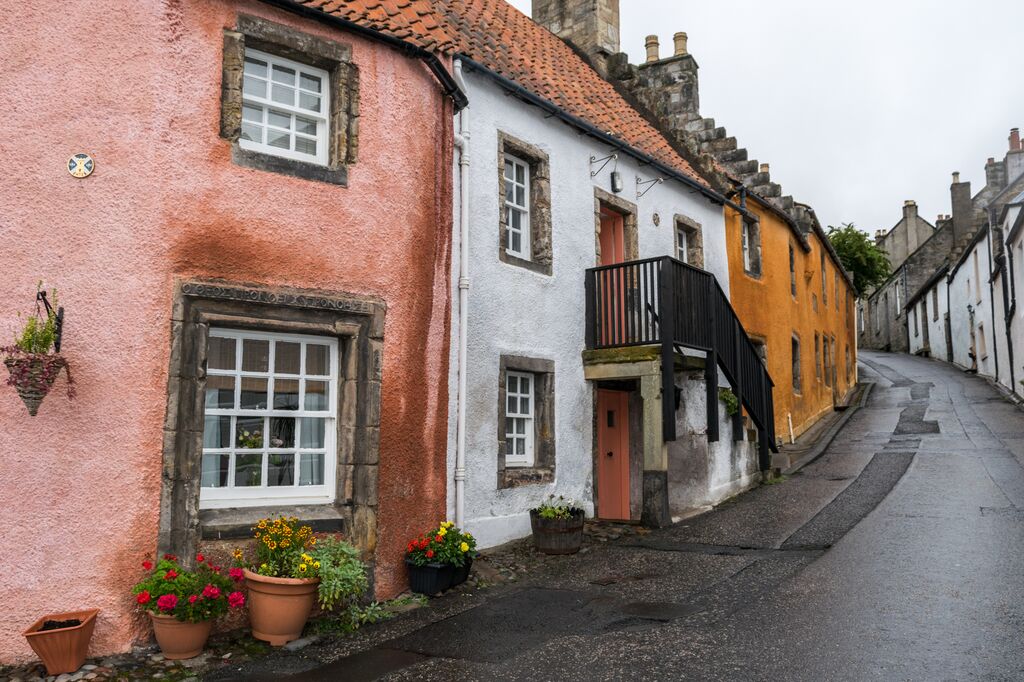 Culross alleyway with colourful house fronts